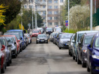 Ulici Pod Cihelnou po otevření centra zaplavila auta - zhruba polovina parkuje přes den tam, kde to zakazuje zákon. Radnice i ministervso nyní hledájí cestu, jak přívalům aut zamezit a umožnit parkování rezidentů. Vše však, opakují, dořeší až zavedení zón.