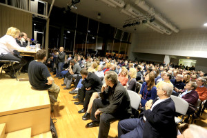 Lednové veřejné projednání přitáhlo do ZŠ Dědina opravdu mohutné davy. Foto: Liboc.info